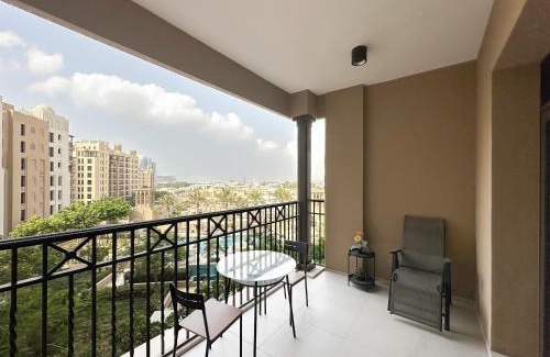 Umm Suqeim 3 Apartment | Trophy Jumeriah Pearl Retreat with Great Pool & Gym in Madinat Jumeriah Living