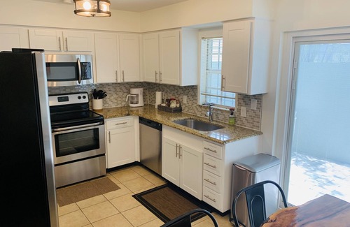 Hyde Park Condo | ★TROPIC VIBE★ Walk to Hyde Park, SOHO, Bayshore
