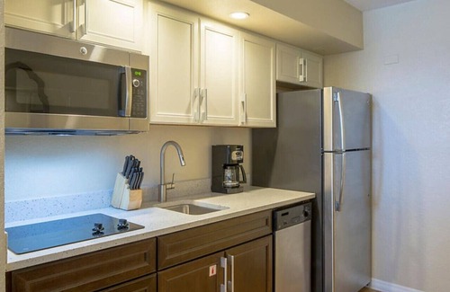 Ormond Shores Condo | Tropical 1BD vacation condo in beautiful resort setting with pool amenities to enjoy