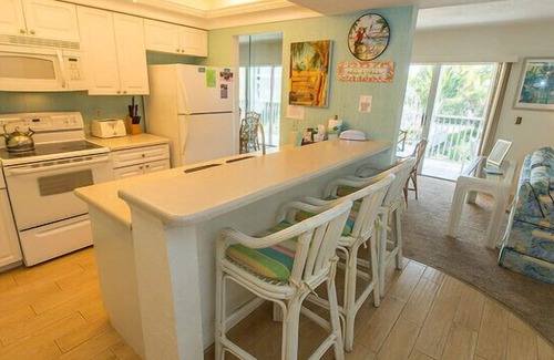 Sanibel Condo | TROPICAL 2 BR/2 Ba, 77 Steps to BEACH Unit #304/20% DISCOUNT/Dogs welcome!