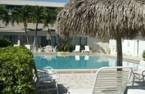 Sanibel Condo | TROPICAL 2 BR/2 Ba, 77 Steps to BEACH Unit #304/20% DISCOUNT/Dogs welcome!
