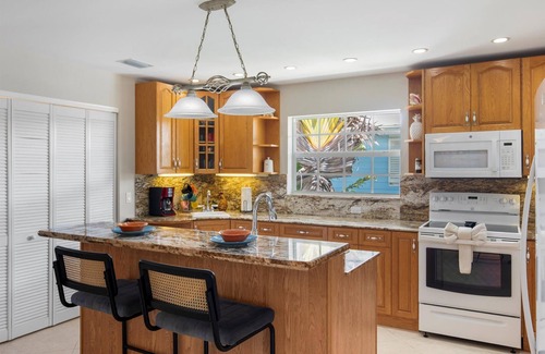 Cutthroat Harbor Estates House | Tropical 3BR on Canal – Dock for 30' Boat, Outdoor Shower, Bikes, Sleeps 6