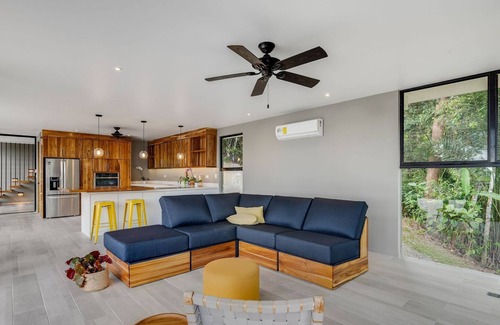 Dominical House | Tropical 4 Bedroom Luxury Home with Pool & Hot Tub