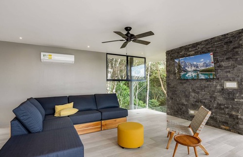 Dominical House | Tropical 4 Bedroom Luxury Home with Pool & Hot Tub