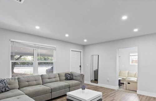 Driftwood House | 🌴 Tropical 4BR: Modern Comfort & Pool 🏊‍♀️