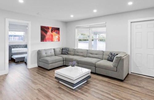 Driftwood House | 🌴 Tropical 4BR: Modern Comfort & Pool 🏊‍♀️