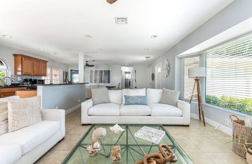 Palm Beach Gardens House | Tropical 4BR Saltwater Pool, Jacuzzi