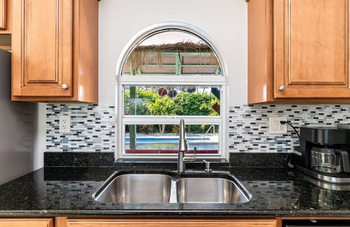 Palm Beach Gardens House | Tropical 4BR Saltwater Pool, Jacuzzi