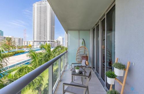 Hallandale Beach Apartment | Tropical Apartment with Balcony - Pool - Up To 4 - Gym