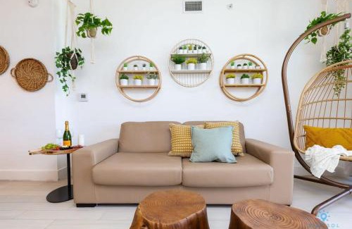 Hallandale Beach Apartment | Tropical Apartment with Balcony - Pool - Up To 4 - Gym