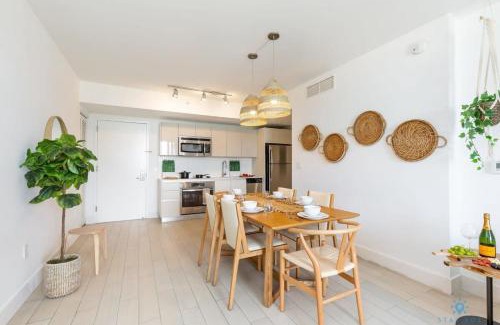 Hallandale Beach Apartment | Tropical Apartment with Balcony - Pool - Up To 4 - Gym