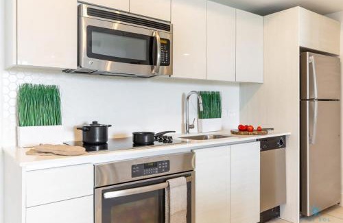 Hallandale Beach Apartment | Tropical Apartment with Balcony - Pool - Up To 4 - Gym