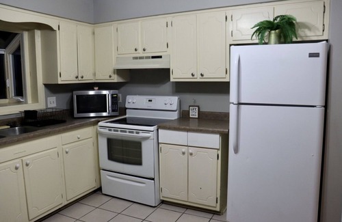 Fox Valley Apartment | Tropical Apartment Overlooking Golf Course, Minutes to Attractions