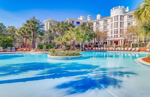 Baytowne Wharf Apartment | Tropical condo at The Village of Baytown Wharf with AC, pool, hot tub, & gym