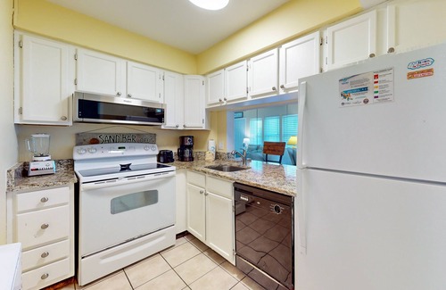 Gulf Shores Condo | Tropical condo with pool, gazebo, W/D & full kitchen - 1 block to Gulf beaches