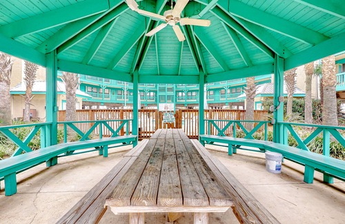 Gulf Shores Condo | Tropical condo with pool, gazebo, W/D & full kitchen - 1 block to Gulf beaches