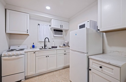 Indian Rocks Beach Apartment | Tropical Coquina Cove Studio #1 Heated POOL 5 min walk to Beach