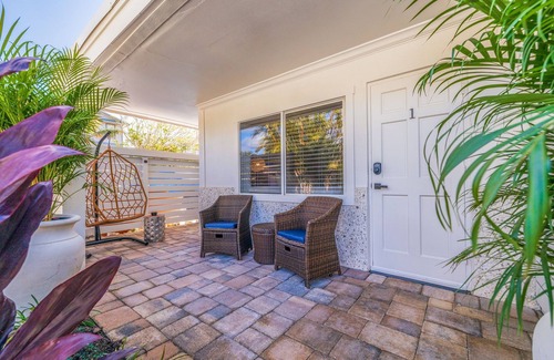 Indian Rocks Beach Apartment | Tropical Coquina Cove Studio #1 Heated POOL 5 min walk to Beach
