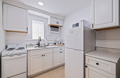 Indian Rocks Beach Apartment | Tropical Coquina Cove Studio #5 Heated POOL. 5 Min Walk to Beach