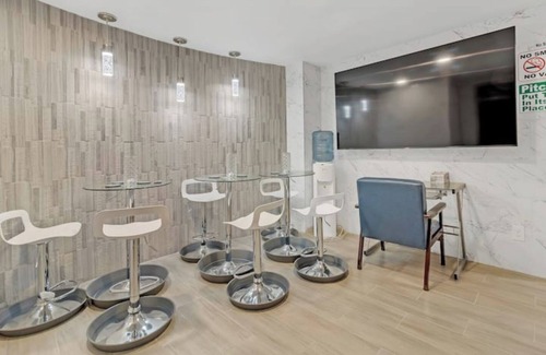 East Side Apartment | Tropical Delight Studio Suite