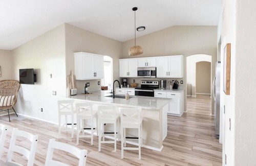Paradise Valley Village House | Tropical Desert Vibe! Perfect Getaway w Pool&Spa