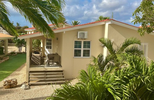 Willemstad House | Tropical detached bungalow with communal pool. 2 bathrooms and washingmachine.