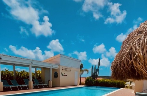 Willemstad House | Tropical detached bungalow with communal pool. 2 bathrooms and washingmachine.
