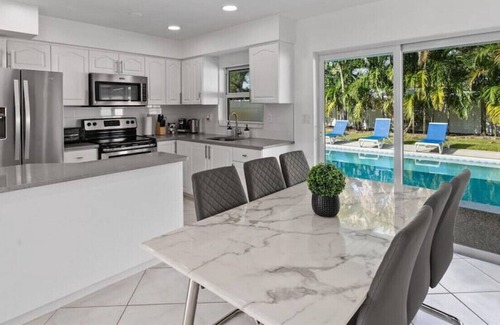 Driftwood House | 🌴 Tropical Dream 3BR Haven with POOL and Grill 🏡