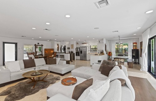 South Corals House | Tropical Garden by the Beach! BNR Vacation Rentals