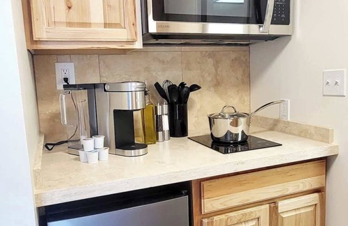 Hilo Apartment | Tropical Garden Condo with Pool, Kitchen, and A/C!