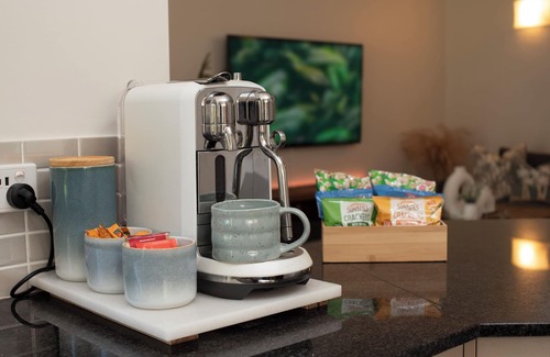 Westcourt Apartment | Tropical Gardens - Resort, 9 Pools & Gym