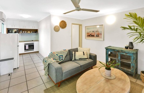 Parramatta Park Apartment | Tropical Getaway with Surfer Vibes – Cosy, Stylish 1-Bedroom Apartment