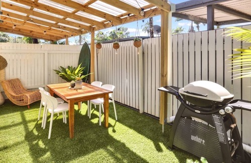 Parramatta Park Apartment | Tropical Getaway with Surfer Vibes – Cosy, Stylish 1-Bedroom Apartment