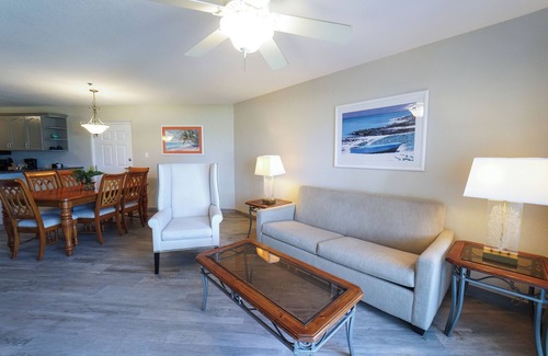 Crystal Harbour Apartment | Tropical Getaway, Minutes to George Town, Seven Mile Beach, Beachfront!