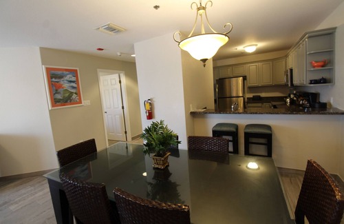 Crystal Harbour Apartment | Tropical Getaway, Minutes to George Town, Seven Mile Beach, Beachfront!