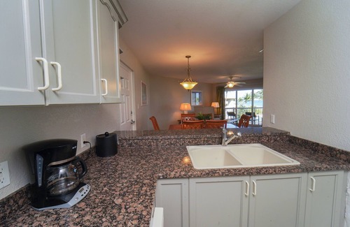 Crystal Harbour Apartment | Tropical Getaway, Minutes to George Town, Seven Mile Beach, Beachfront!