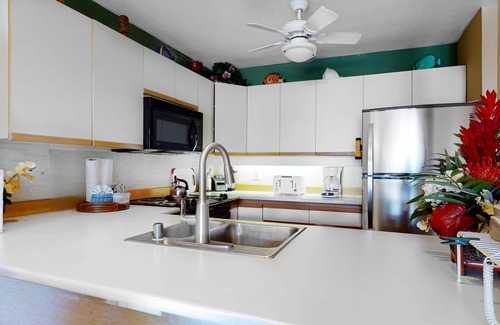 Kihei Condo | Tropical hideaway with lanai, two pools, hot tub & tennis - beach lovers dream