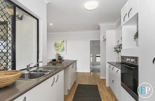 Mount Louisa House | Tropical holiday home with a pool in Mount Louisa