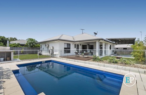 Mount Louisa House | Tropical holiday home with a pool in Mount Louisa