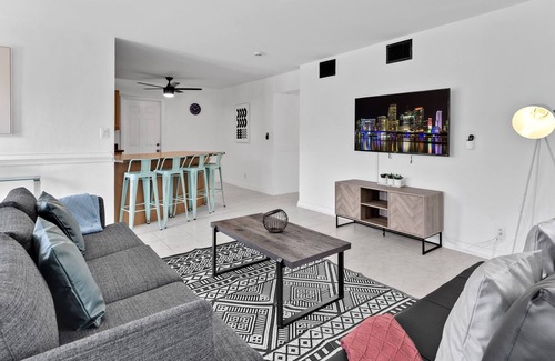 Hallandale Beach House | Tropical Home 2BR with Pool, 7 mins to the Ocean