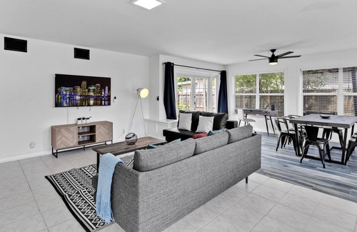 Hallandale Beach House | Tropical Home 2BR with Pool, 7 mins to the Ocean