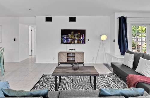Hallandale Beach House | Tropical Home 2BR with Pool, 7 mins to the Ocean