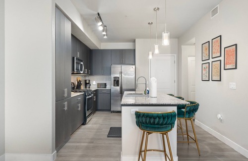 Tempe Apartment | Tropical-Inspired Chic Escape Pool, Patio & Sky Lounge