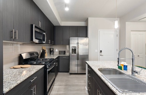 Tempe Apartment | Tropical-Inspired Chic Escape Pool, Patio & Sky Lounge