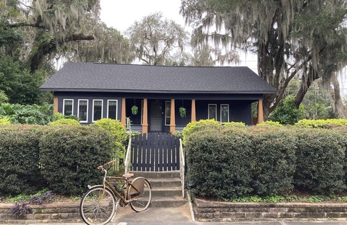Mount Dora House | Tropical lagoon-style vintage home in historic Mt Dora