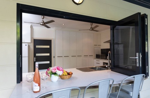 Rapid Creek Apartment | Tropical Luxury Darwin Style Apartment +WARM POOL +Bikes +Foreshore +Pet Croc