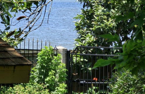 Bacliff House | Tropical Oasis By the Bay