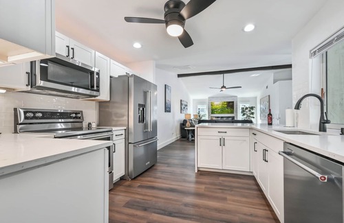 Naples House | Tropical Oasis- Private Heated Pool-Fire Pit-Tiki Bar-Large Yard-Great Location!