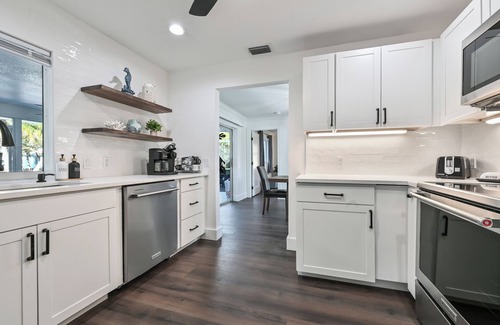 Naples House | Tropical Oasis- Private Heated Pool-Fire Pit-Tiki Bar-Large Yard-Great Location!