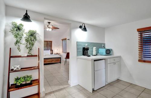 Sailboat Bend House | Tropical Oasis Studio w Pool
